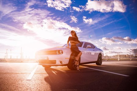 Додж челленджер и девушка