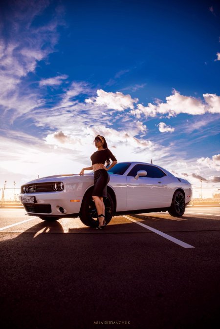 Машина додж челленджер