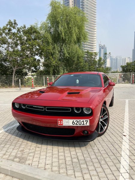 Красный додж челленджер