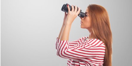 Девушка с биноклем