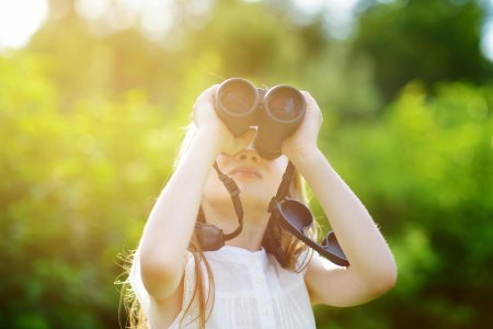 Маленькая девочка с биноклем