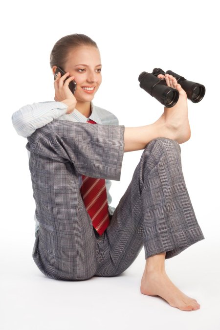 Держит телефон