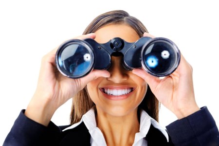 Девушка с биноклем