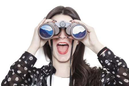 Девушка с биноклем