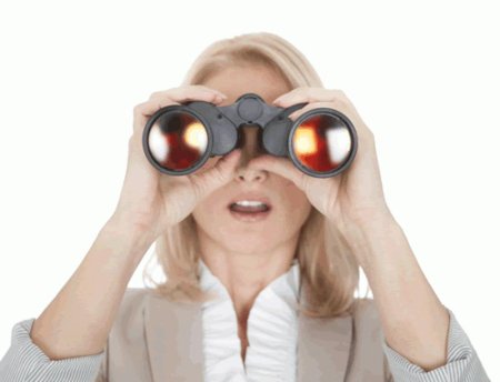 Девушка с биноклем