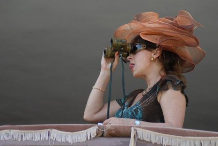 Девушка с биноклем в театре