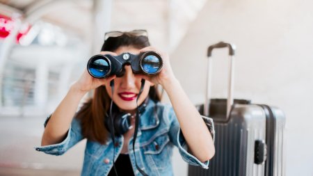 Девушка с биноклем