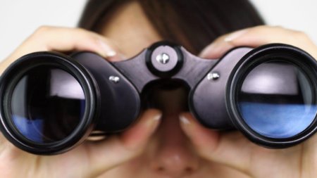 Человек смотрит в бинокль