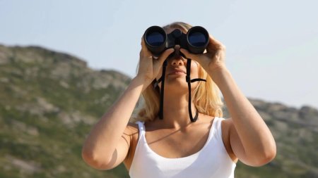 Девушка с биноклем