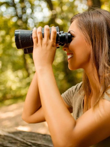 Девушка с биноклем