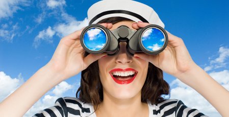 Девушка с биноклем