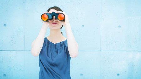 Девушка с биноклем