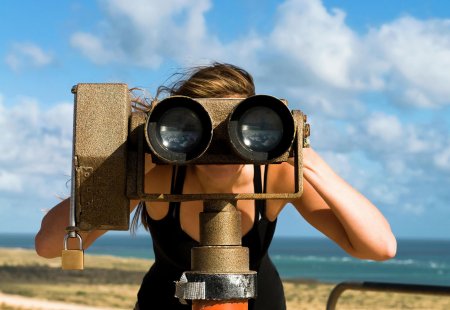 Бинокль в руках