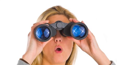 Девушка с биноклем