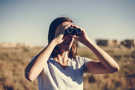 Девушка с биноклем