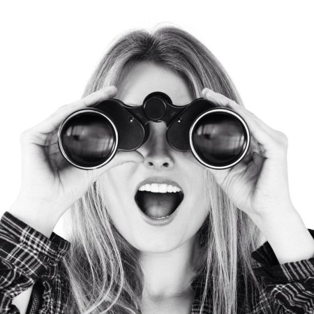 Девушка с биноклем