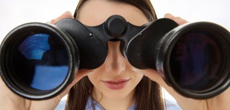 Женщина с биноклем