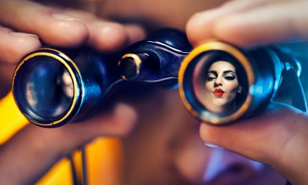 Девушка с театральным биноклем