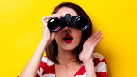 Девушка с биноклем