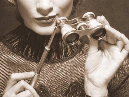 Девушка с театральным биноклем