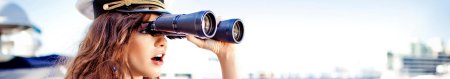 Девушка с биноклем