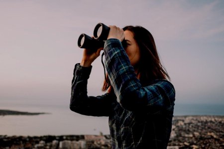 Смотрит в бинокль