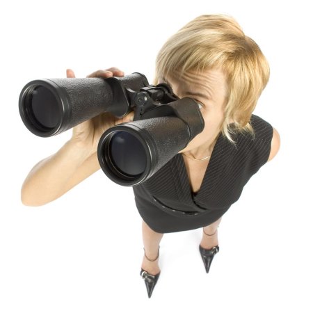 Девушка с биноклем