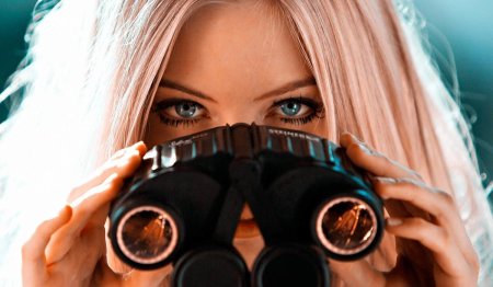 Девушка с биноклем