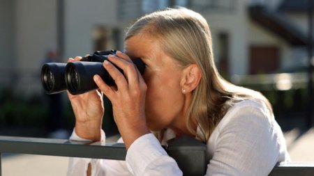 Человек смотрит в бинокль