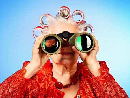 Девушка с биноклем