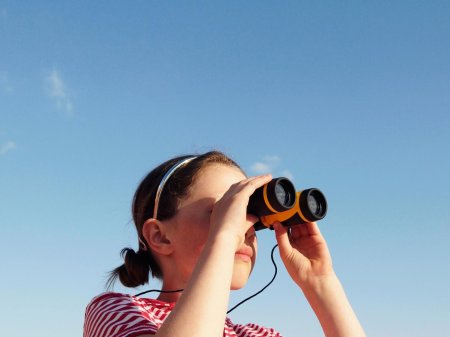 Девушка с биноклем
