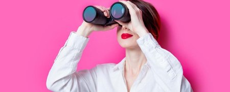 Женщина с биноклем