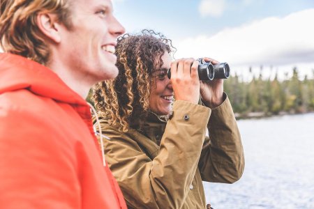 Женщина бинокль и мужчина