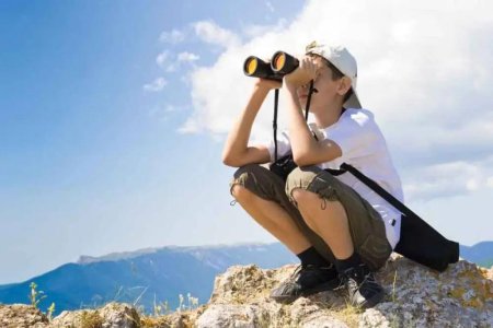 Мальчик с биноклем