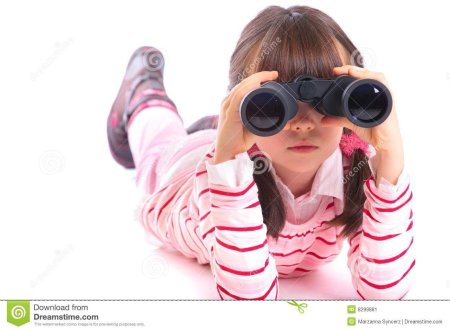 Девочка с биноклем