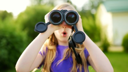 Девушка с биноклем