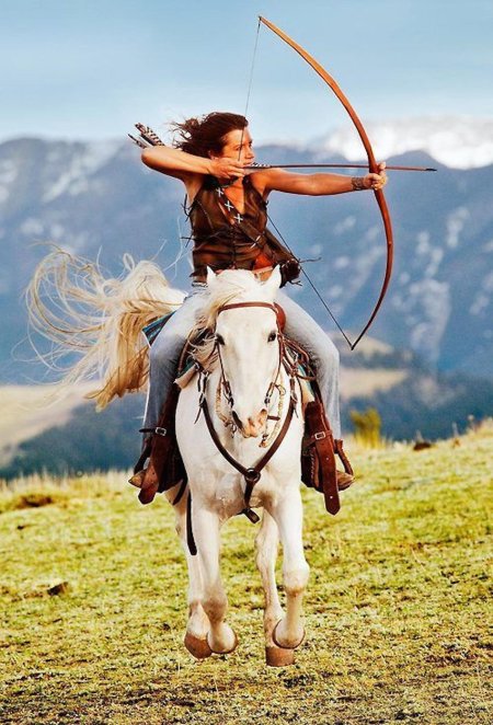 Амазонка на лошади