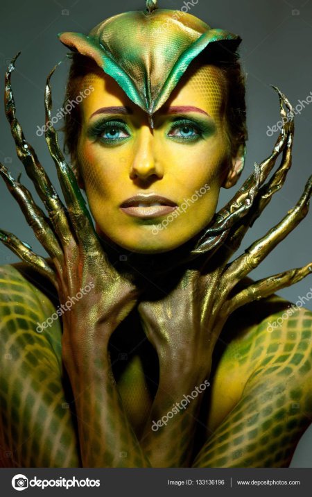 Женщина ящерица