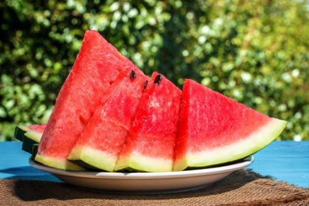 Арбуз на тарелке