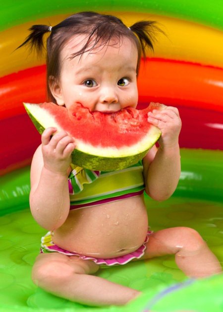 Фотосессия грудничка с арбузами