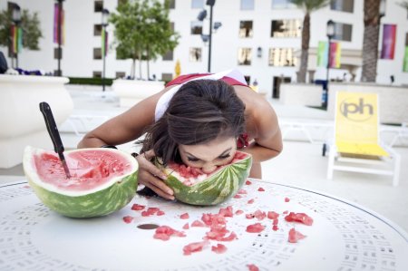 Девушка с арбузами