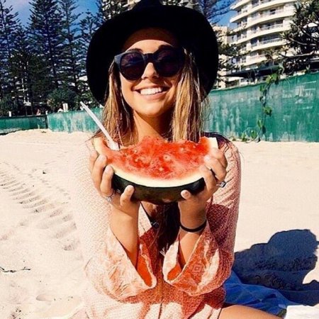 Девушка с арбузами