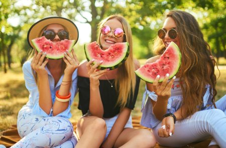 Девушка с арбузами