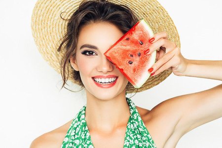 Девушка с арбузами