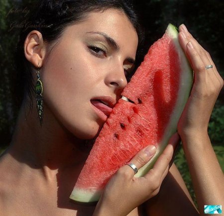 Девушка с арбузами