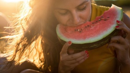 Девушка с арбузами