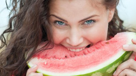 Девушка с арбузом