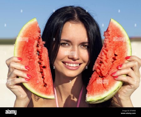 Девушка с арбузами