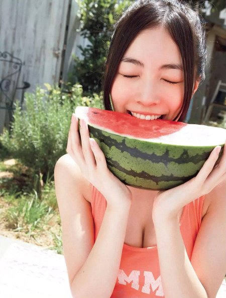 Девушка с арбузами