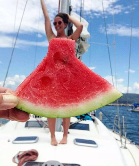 Девушка с арбузами